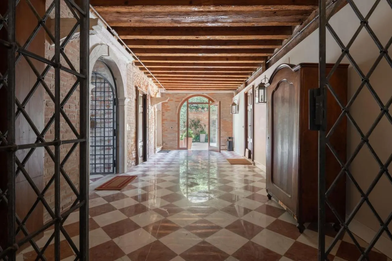 Canal View Residence Венеция